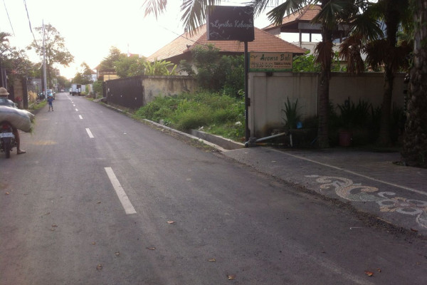 Jalan Aspal Depan Bangunan Santana